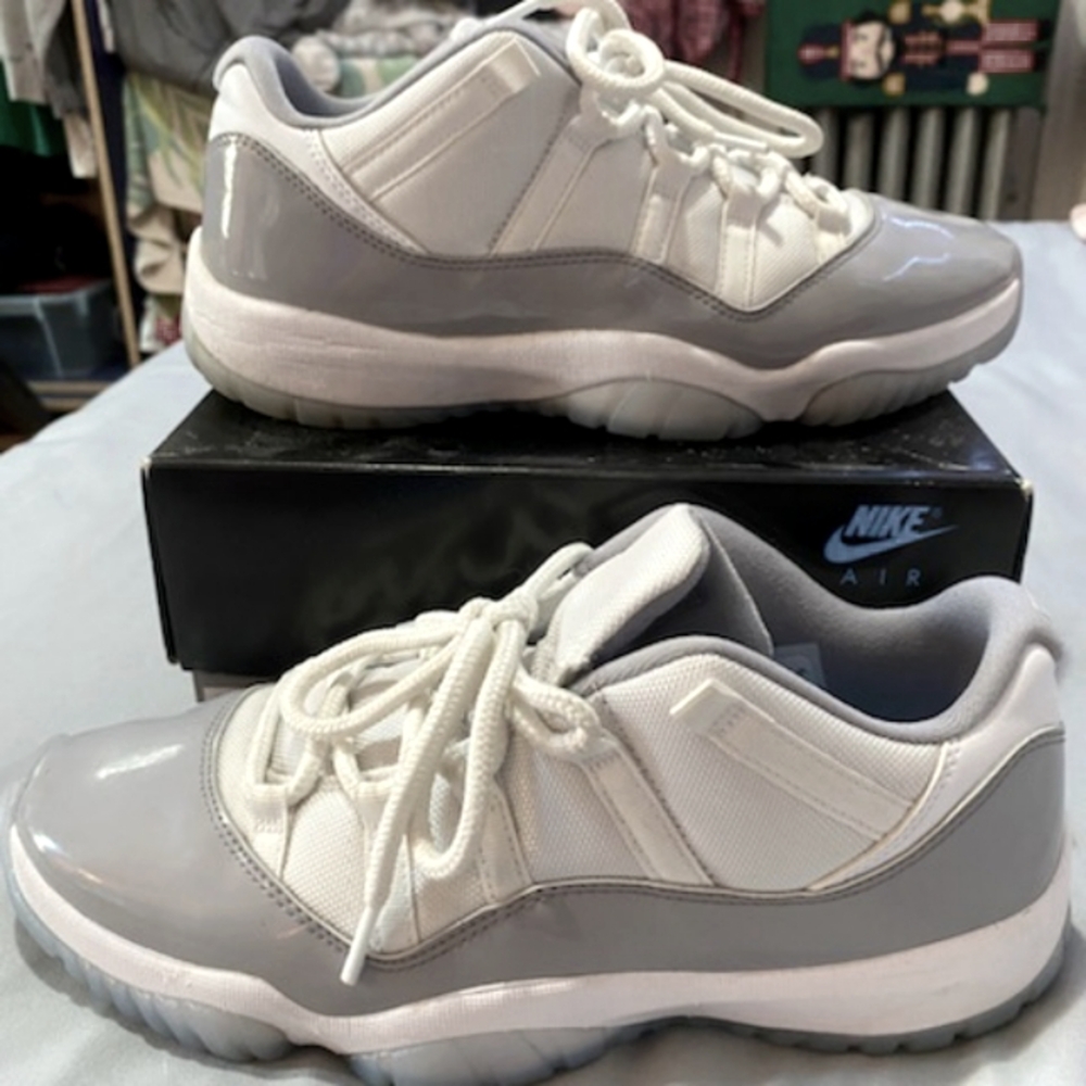 ☆ MENS NIKE☆ AIR JORDAN RETRO 11☆ SIZE 10☆ WHITE &GRAY SNEAKERS